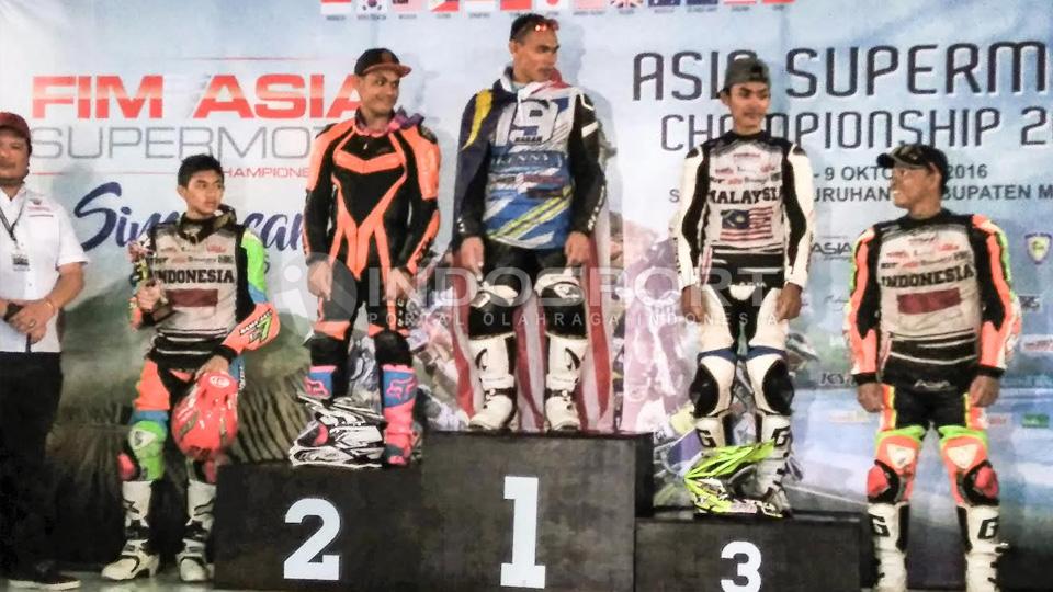 Tiga pembalap asal Malaysia menguasai podium FIM Asia Supermoto Seri 2 Malang (09/10/16). - INDOSPORT